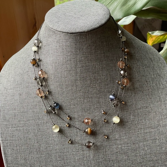 Pretty hand strung three string beaded necklace - Picture 7 of 9